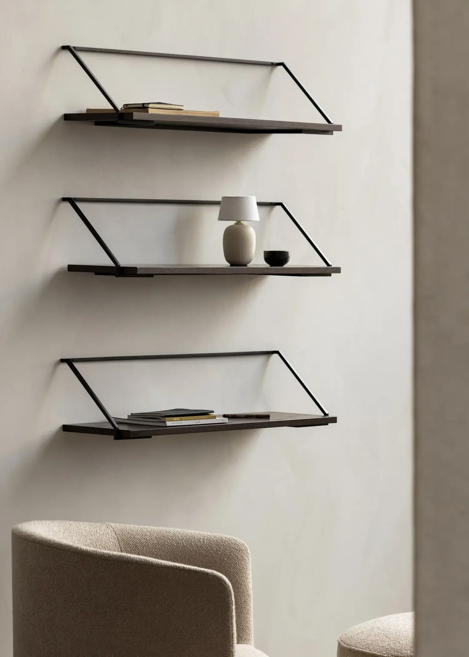 New Audo Copenhagen - Hylde 92 cm - Mørk egefiner - Rail Shelf, Stained