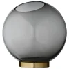 Hot AYTM - Globe vase/krukke med fod - large - sort/messing