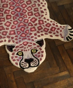 Best Doing Goods - Lilly Leopard Gulvtæppe - Small - Pink - 92 x 62 cm