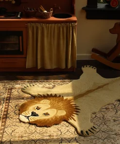 New Doing Goods - Moody Lion Gulvtæppe - Large - 152x95x2 cm