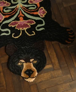 Best Doing Goods - Sort bjørne tæppe - Blooming Black Bear - Large - 143x97 cm
