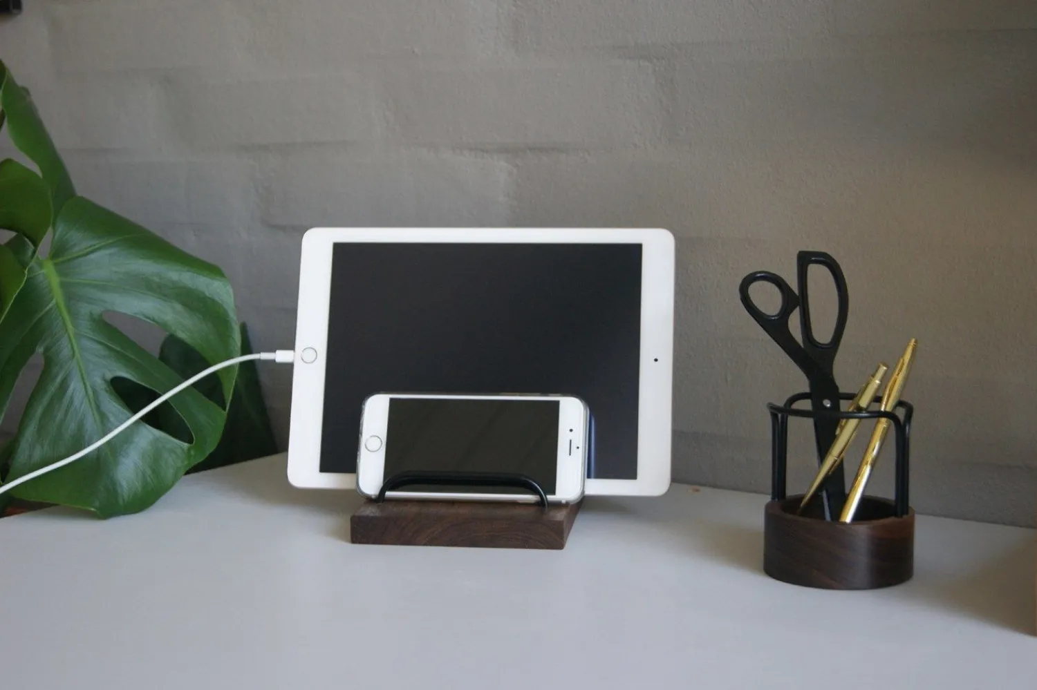 Sale Dot Aarhus - Brass Dock - Tabletholder - Valnød/Sort