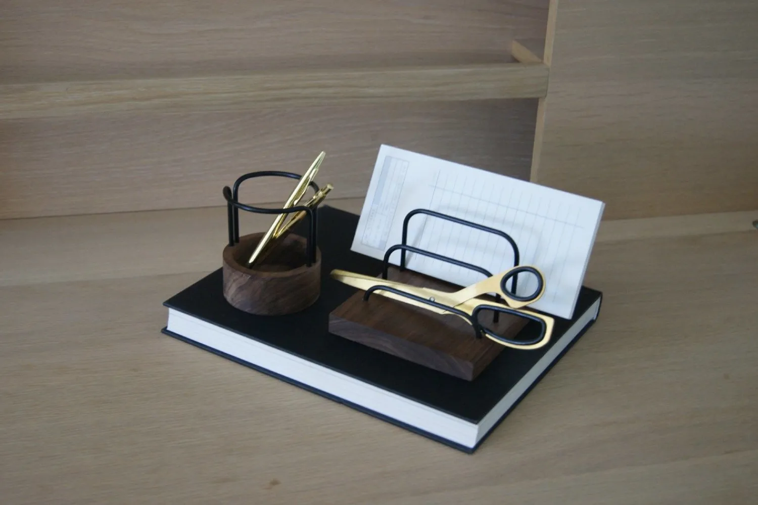 Sale Dot Aarhus - Brass Dock - Tabletholder - Valnød/Sort