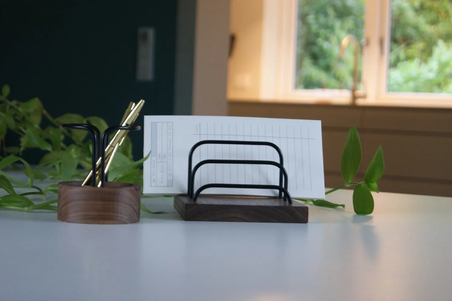 Sale Dot Aarhus - Brass Dock - Tabletholder - Valnød/Sort