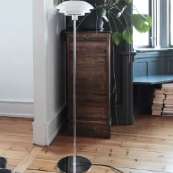 Dyberg Larsen - DL31 Opal gulvlampe - Opal hvid og Krom, Ø: 31 cm x H: 133 cm