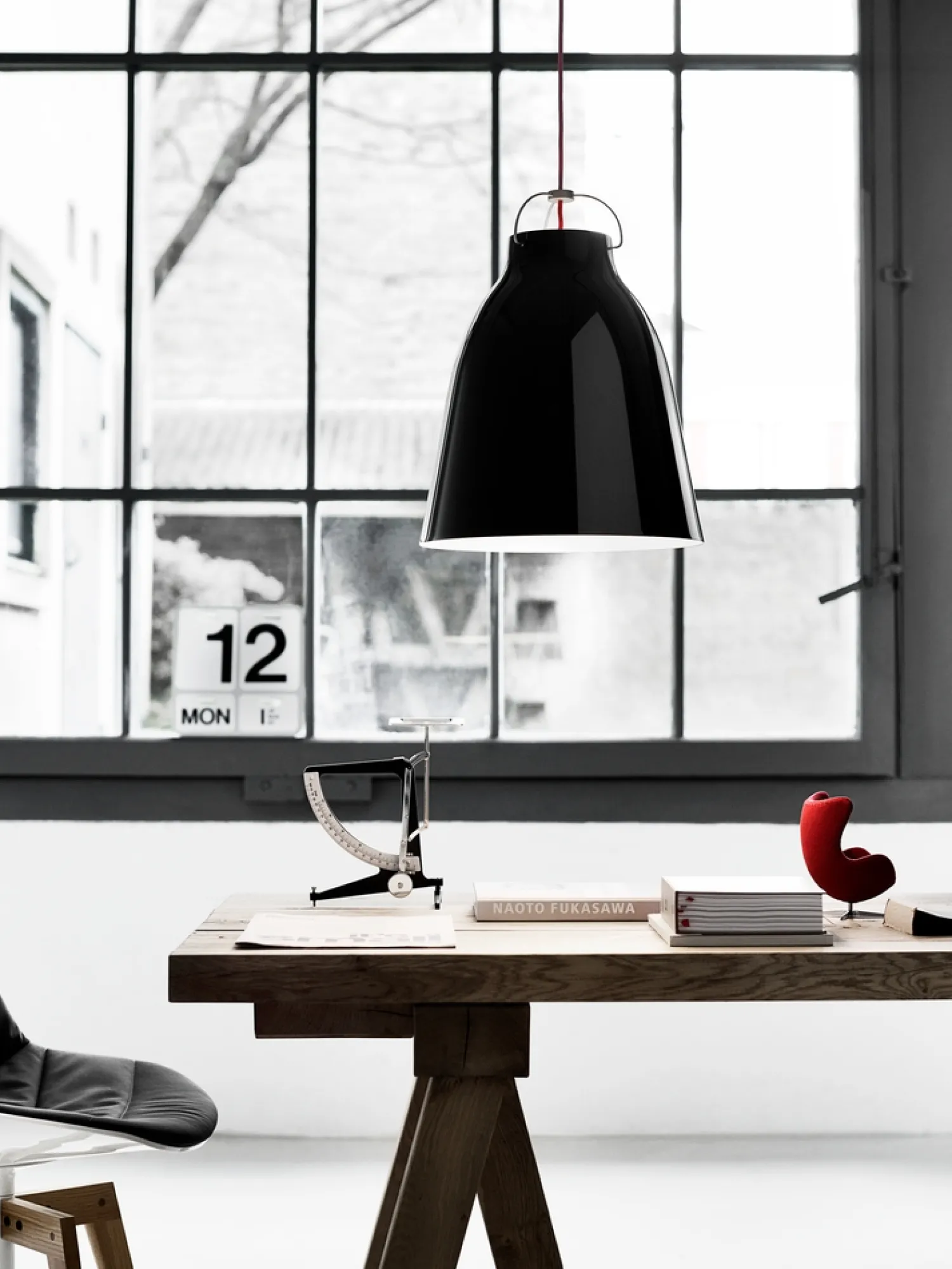 Sale Fritz Hansen - Loftlampe - Caravaggio - Sort - P3 Large - Rød ledning 6m