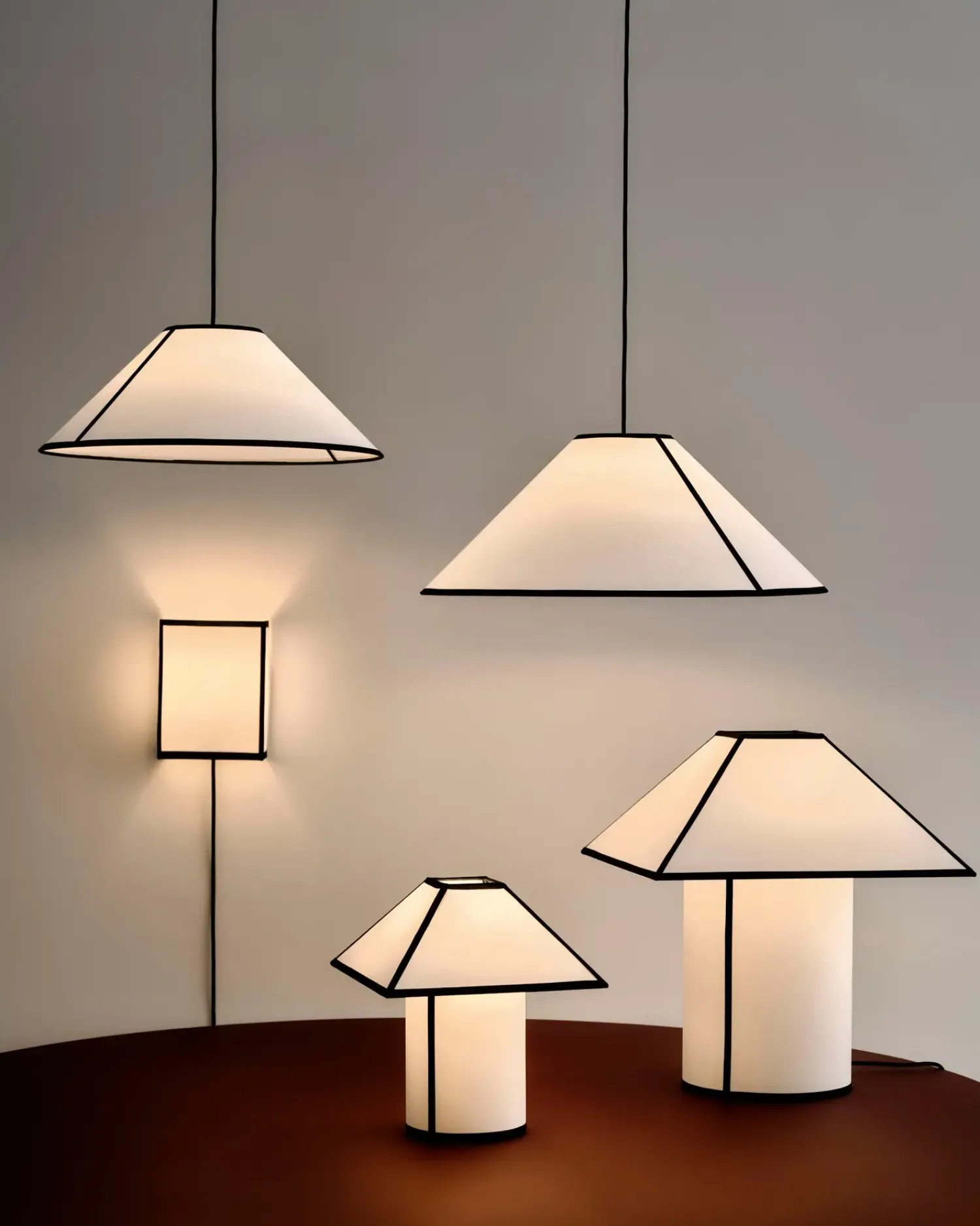 Discount Hay - Bordlampe - Ava Pyramid - Sort/Hvid - H32 cm