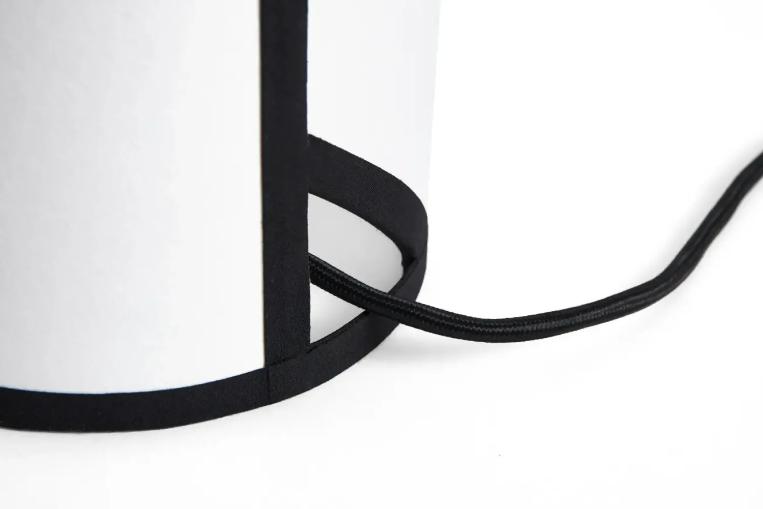 Discount Hay - Bordlampe - Ava Pyramid - Sort/Hvid - H32 cm