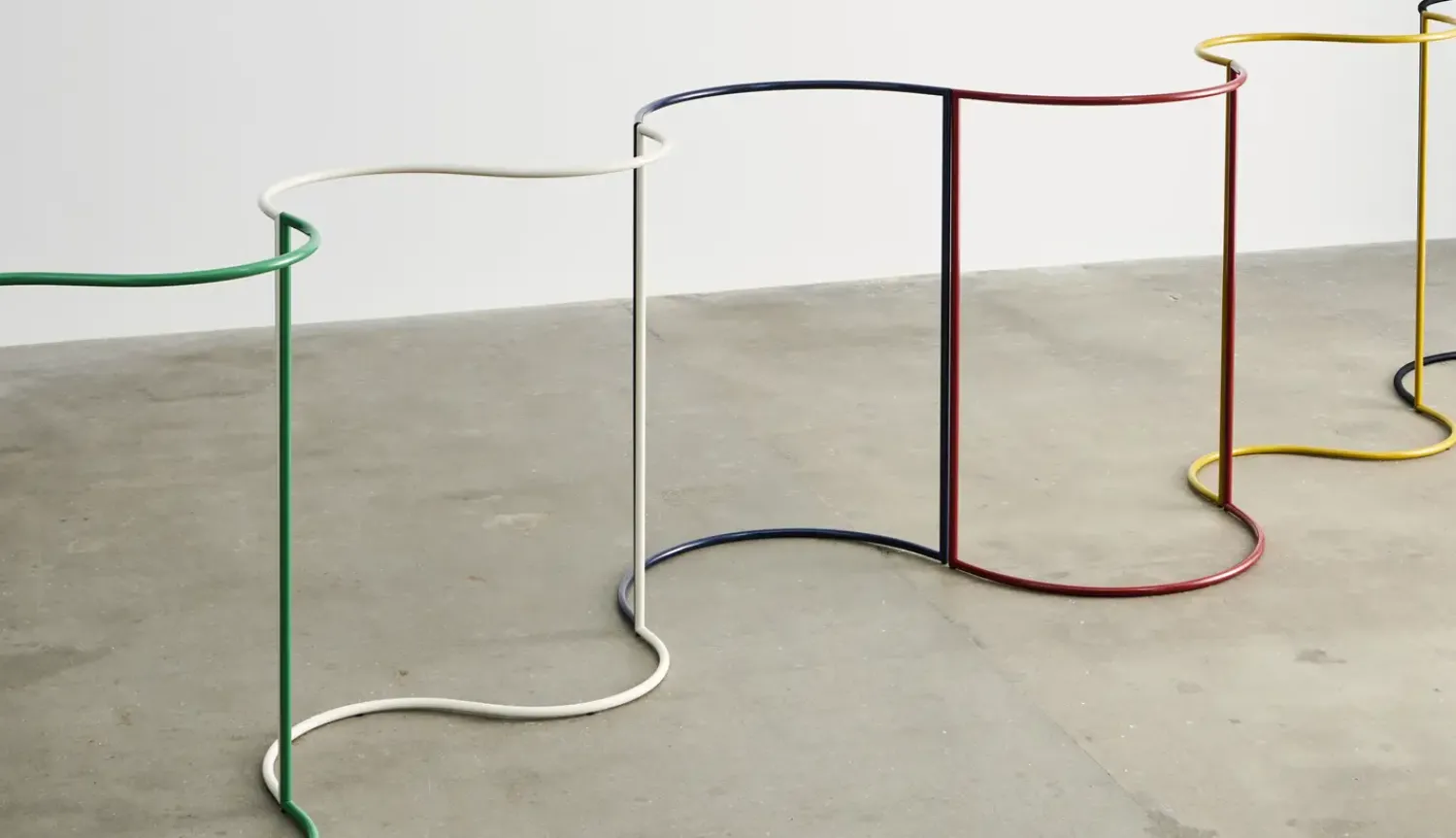 Hot Hay - garderobestativ - Colour Rack - S-Shape - Eggshell / creme hvid