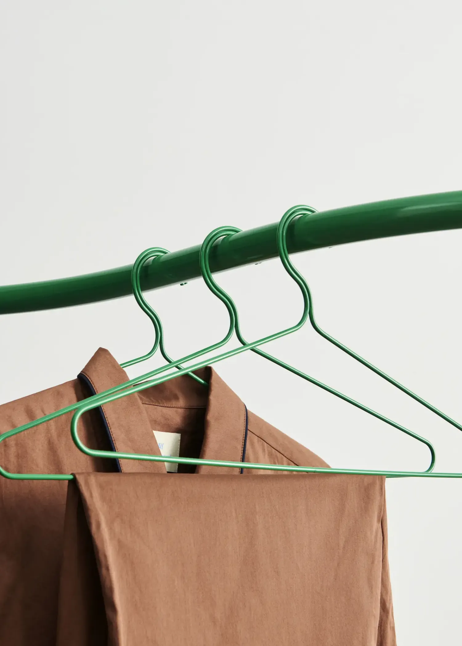 Hot Hay - garderobestativ - Colour Rack - S-Shape - Eggshell / creme hvid