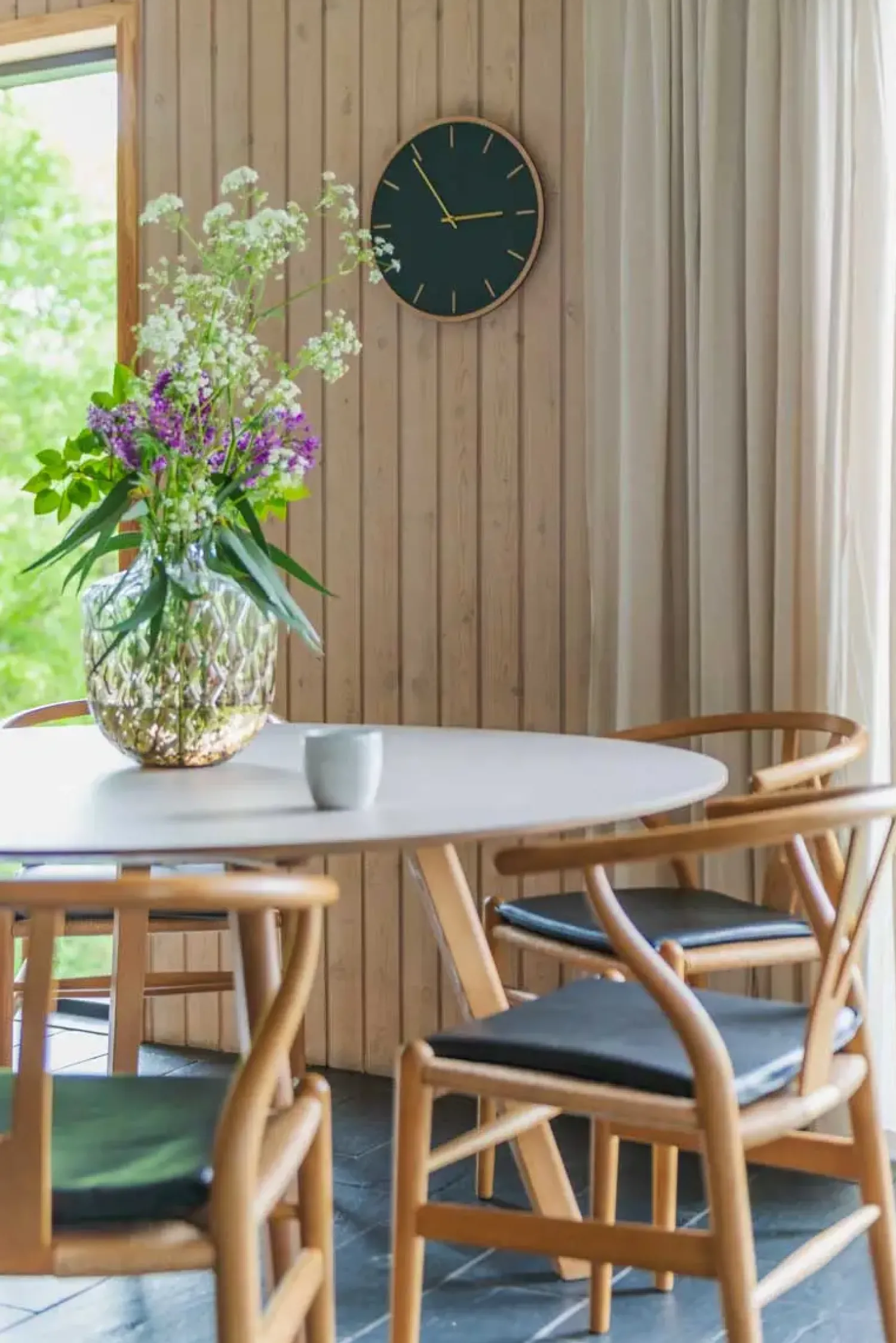 New Hemverk - Vægur - Lys Eg/Mørkegrøn - Sorte visere - Ø38 cm