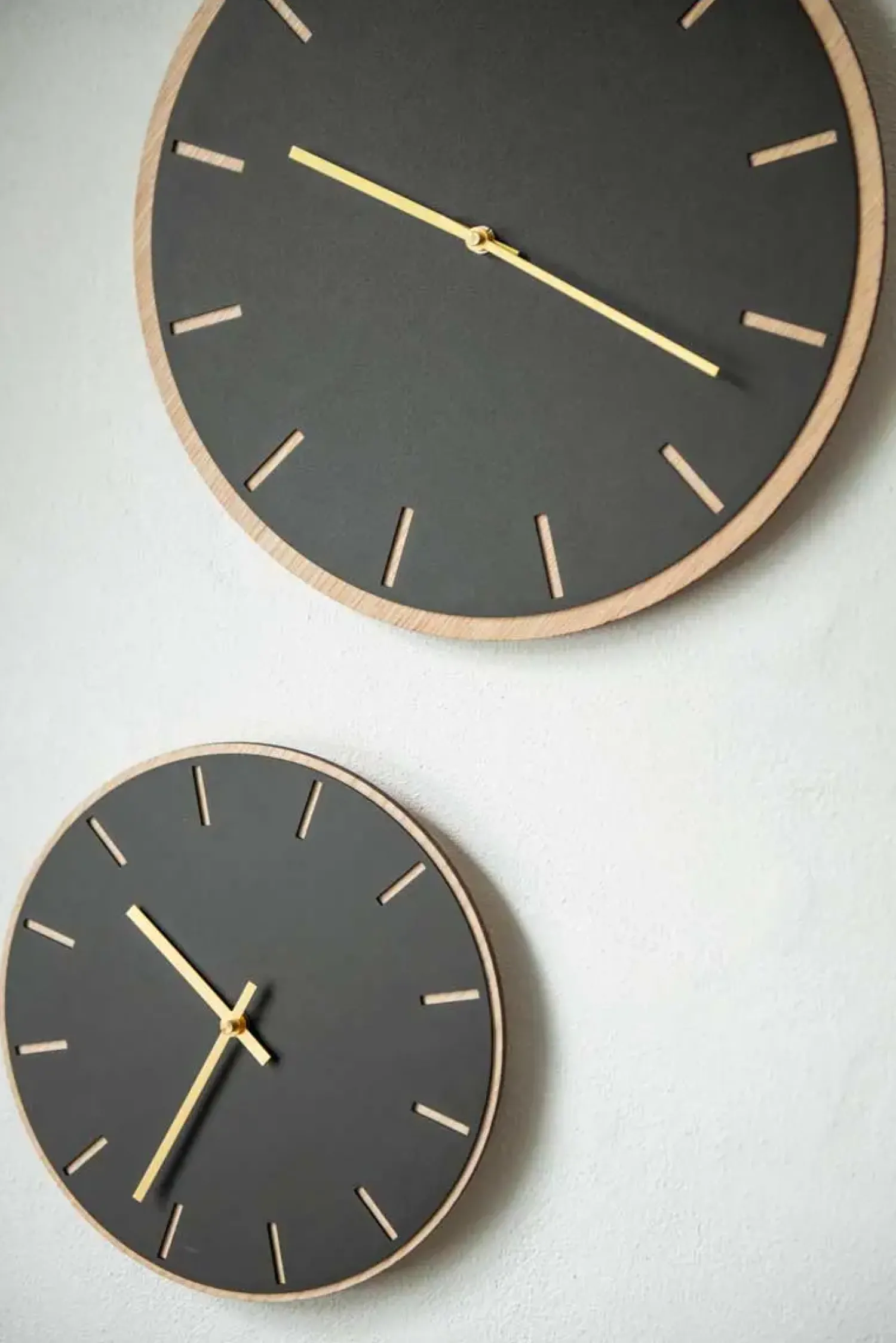 Best Hemverk - Vægur - Lys Eg/Sort - Guld visere - Ø38 cm