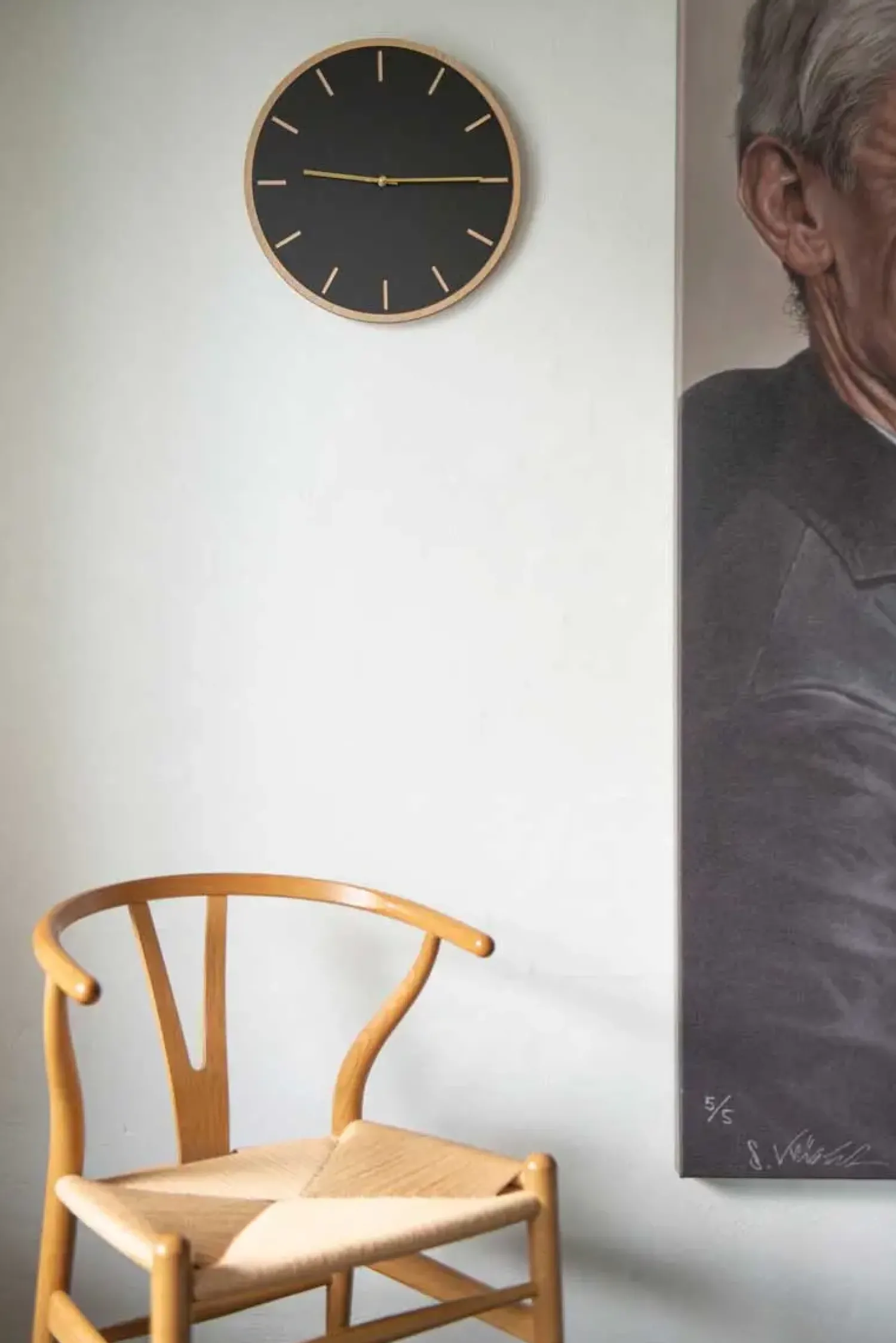 New Hemverk - Vægur - Lys Eg/Sort - Sølv visere - Ø28 cm