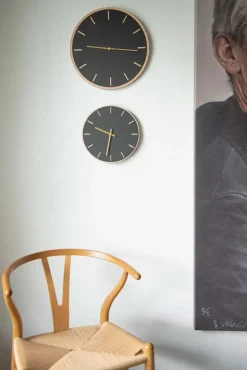 New Hemverk - Vægur - Lys Eg/Sort - Sølv visere - Ø28 cm