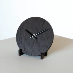 Online Hemverk - Vægur - Mørk eg - Ø12 cm - Sorte visere