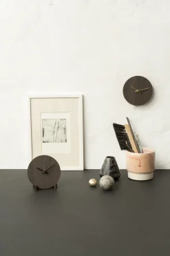 Online Hemverk - Vægur - Mørk eg - Ø12 cm - Sorte visere