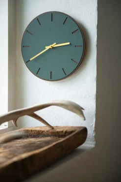 Online Hemverk - Vægur - Mørk Eg/Conifer Grøn - Sorte visere - Ø38 cm
