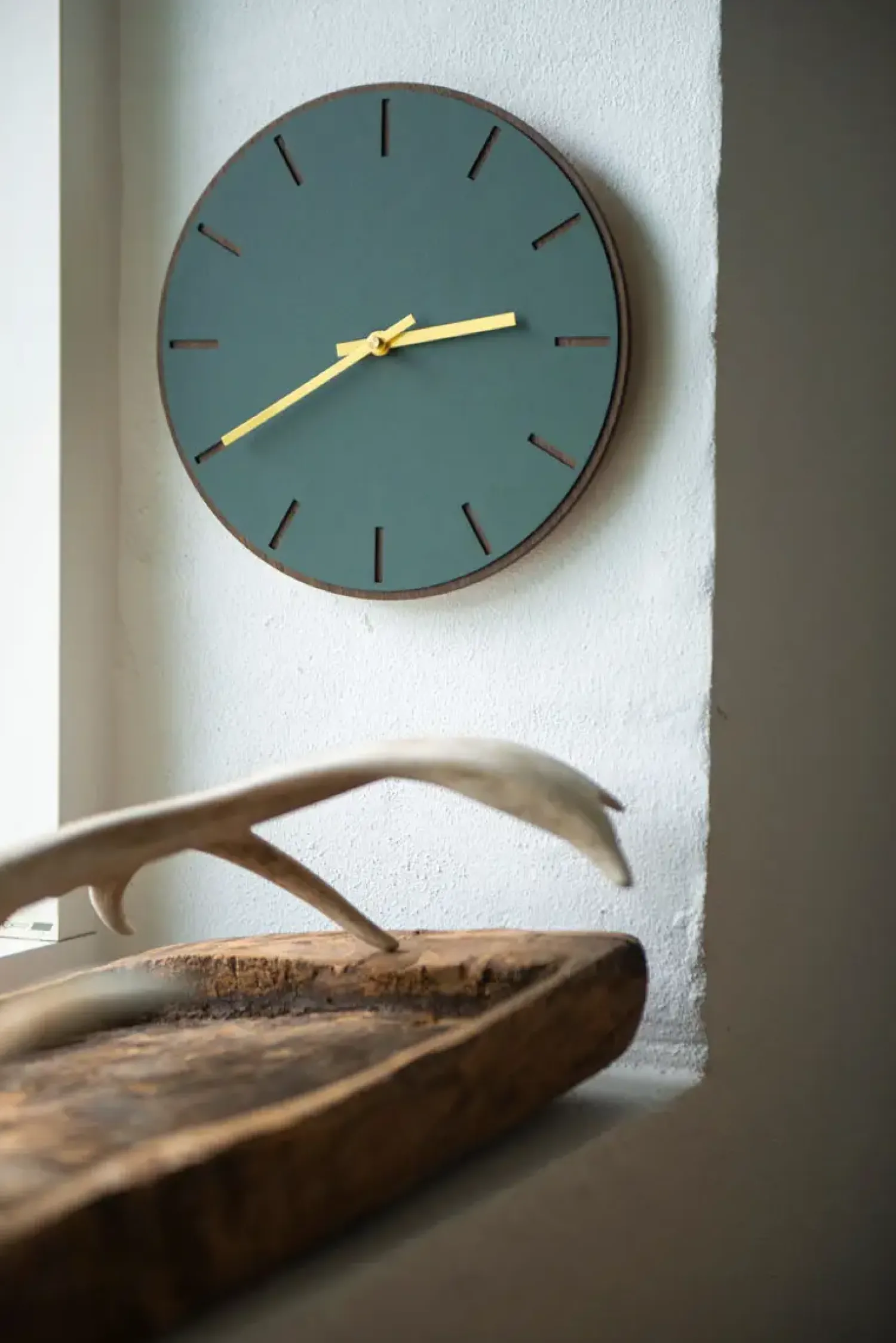 Online Hemverk - Vægur - Mørk Eg/Conifer Grøn - Sølv visere - Ø28 cm