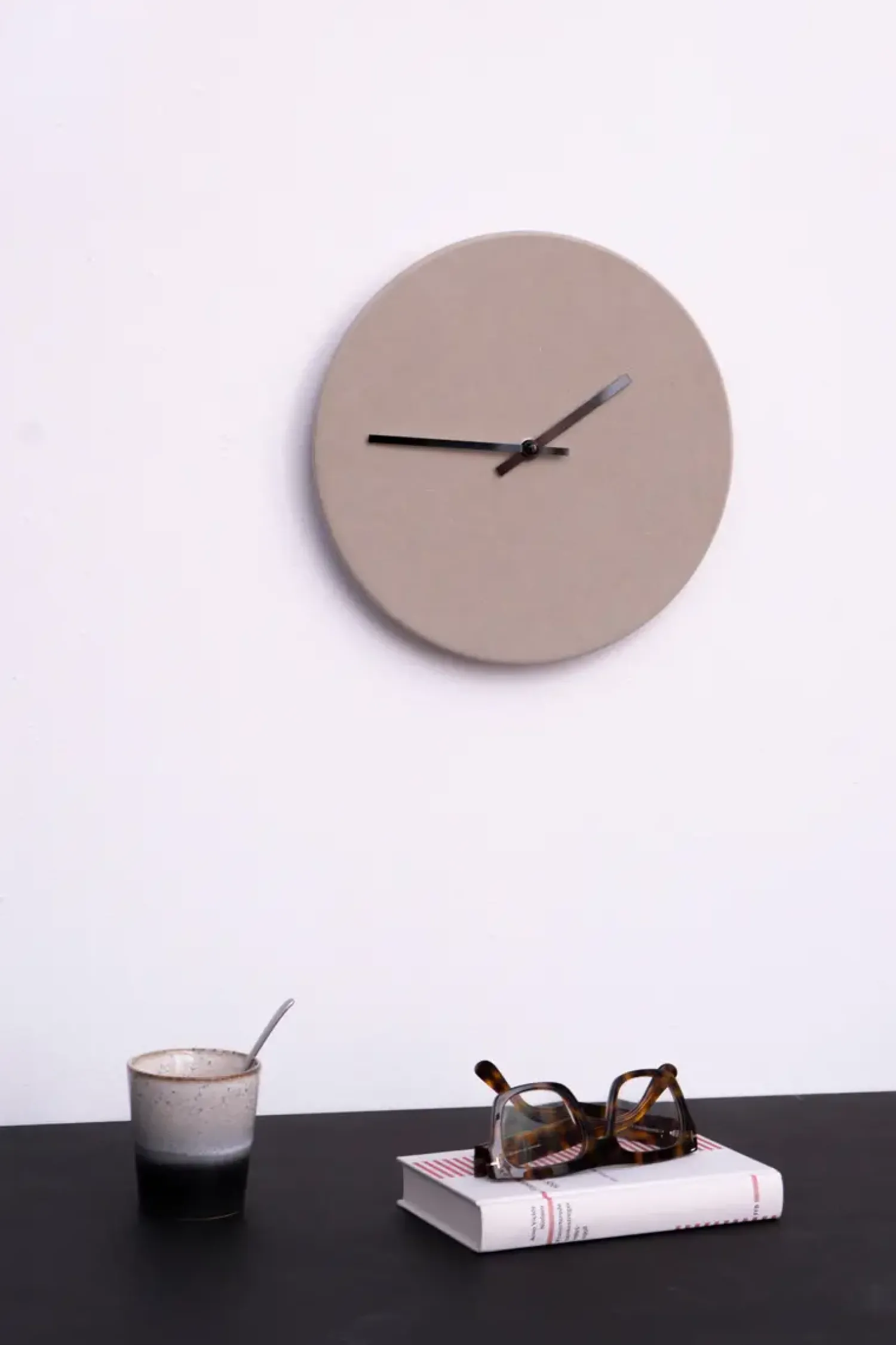 Discount Hemverk - Vægur - Shape Chocolate - Sølv visere - Ø28 cm