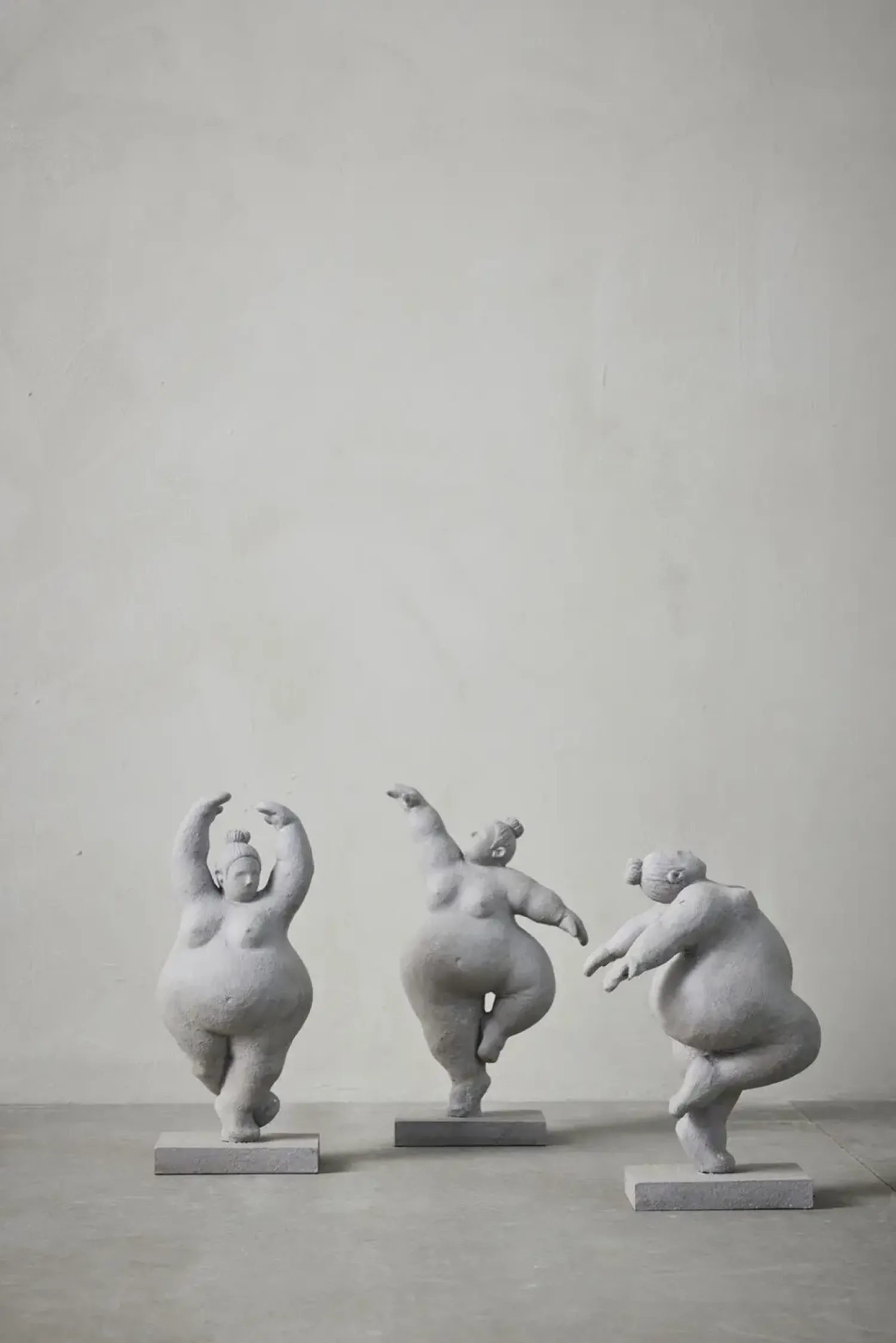 Sale Lene Bjerre - Serafina kvinde figur H23 cm. grå