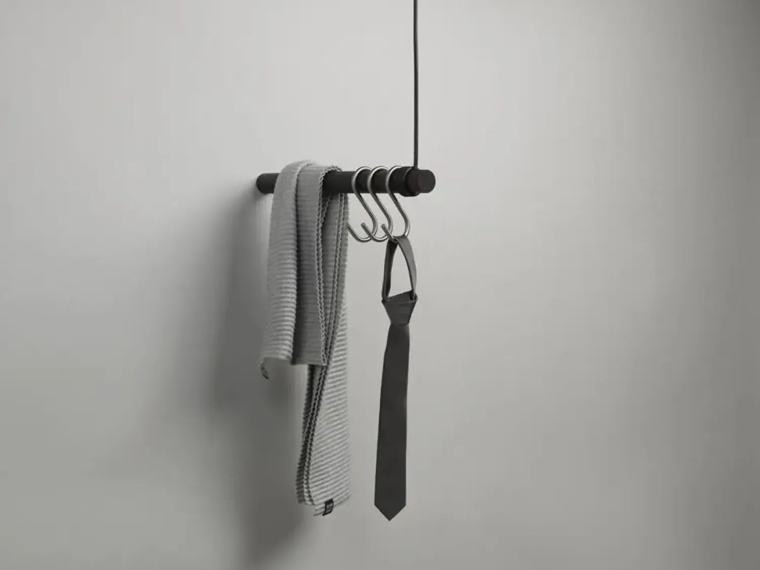 New LindDNA bøjlestang - Wall swing 50 cm - Sort med sort læderstrop