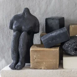 Online Mette Ditmer - ART PIECE Sitting Woman - Sort
