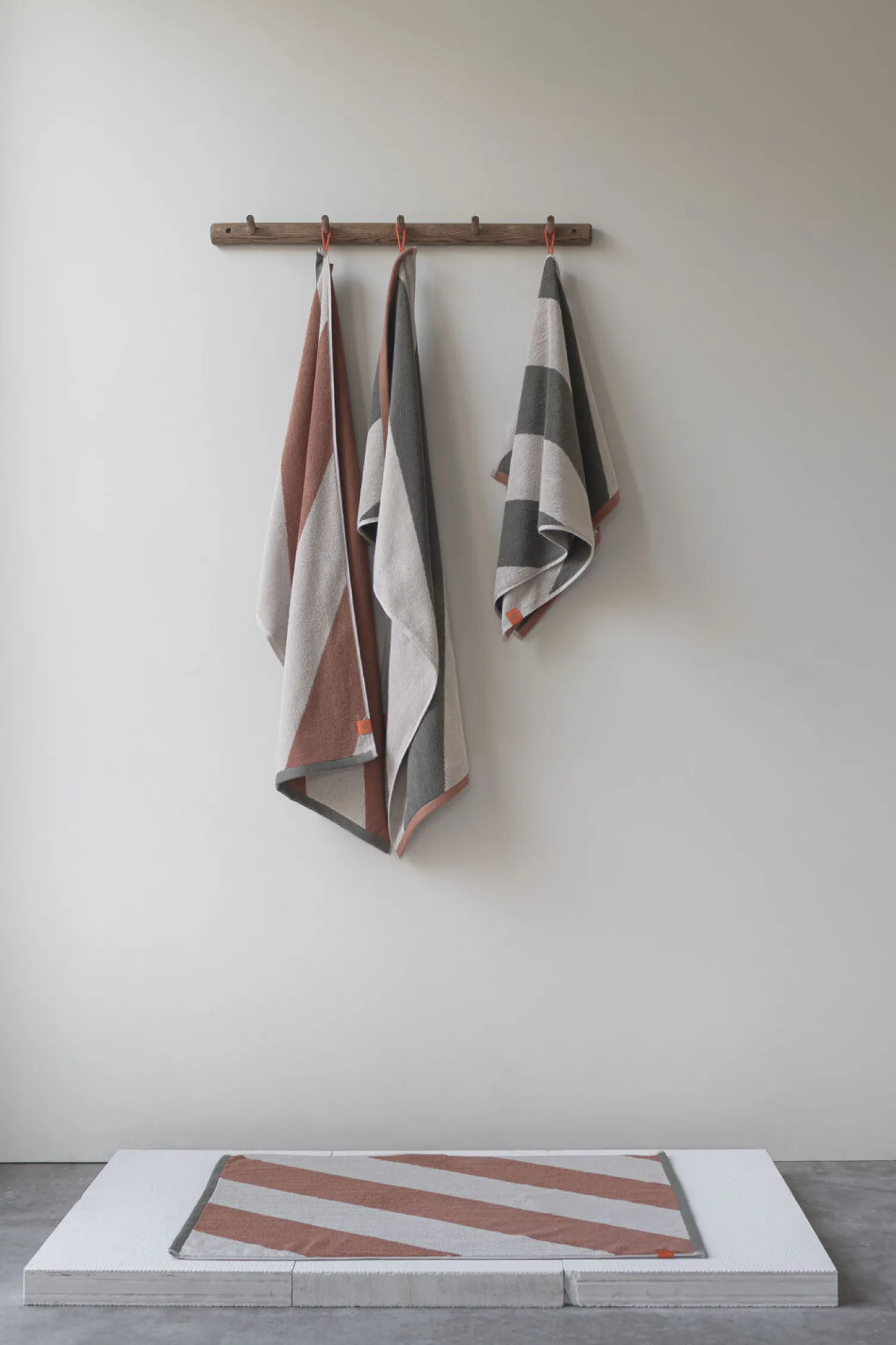 Outlet Mette Ditmer - DIAGONAL bath towel - Brick
