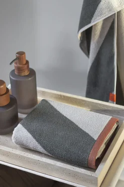 Outlet Mette Ditmer - DIAGONAL bath towel - Dark olive