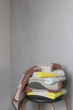 Outlet Mette Ditmer - DIAGONAL bath towel - Yellow