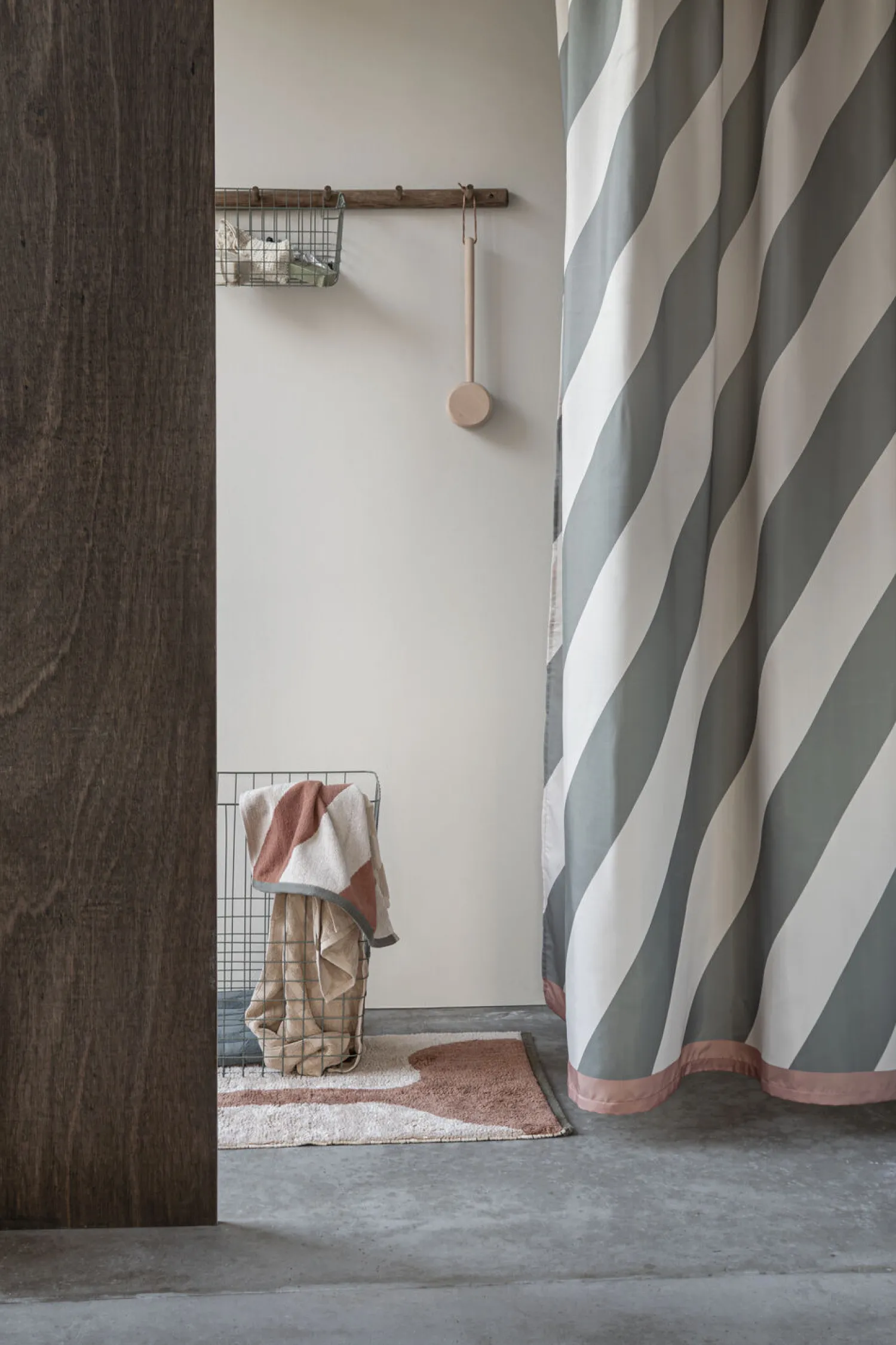 Discount Mette Ditmer - DIAGONAL shower curtain - Dark olive