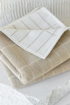 Hot Mette Ditmer - FLINESTEN badehåndklæde, Sand / Off-white