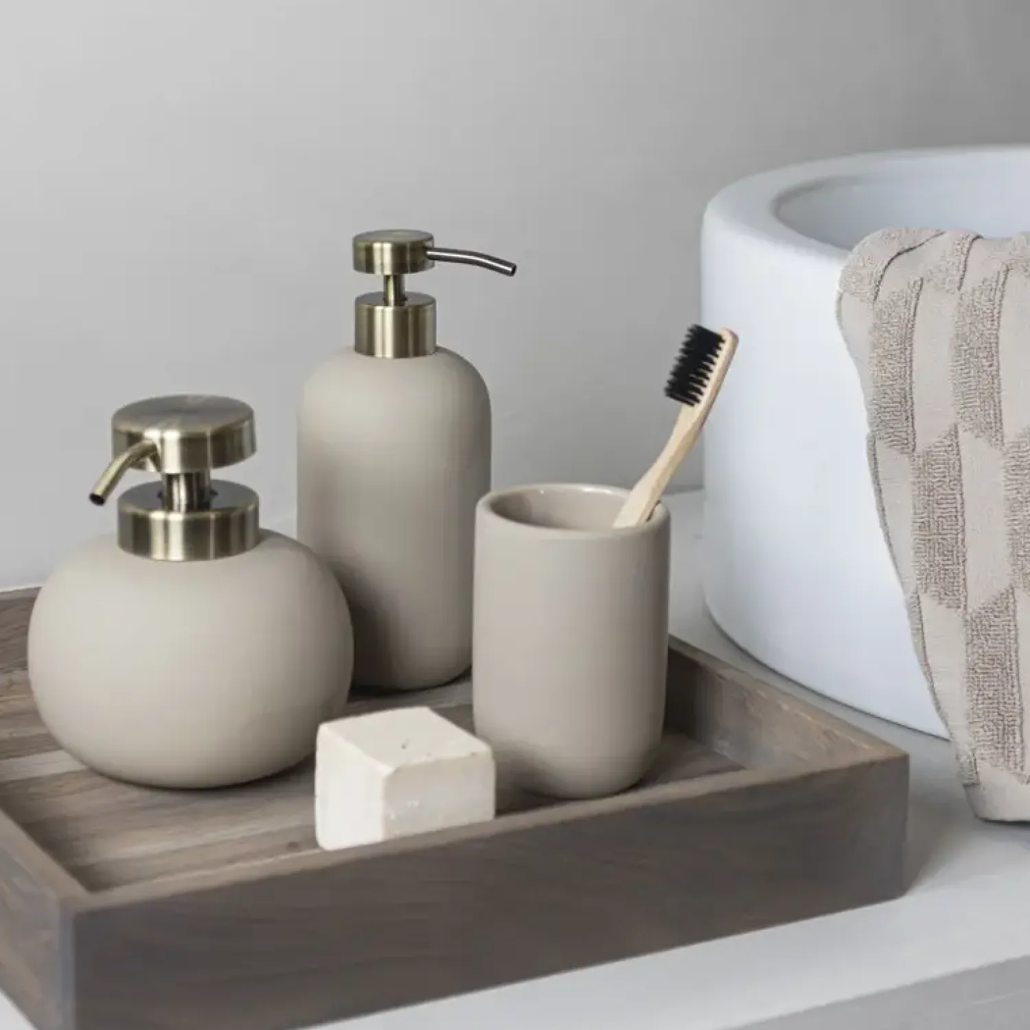 Mette Ditmer - LOTUS dispenser (lav) - Sand