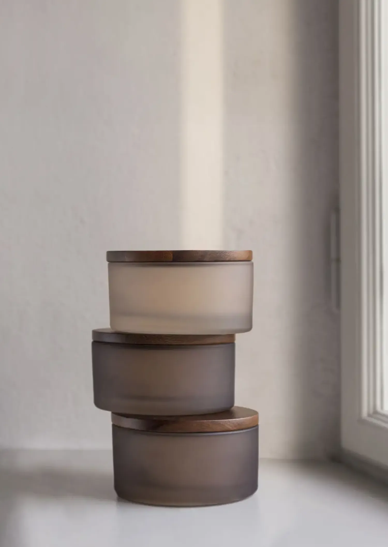 New Mette Ditmer - MODEST-lågkrukke - Walnut
