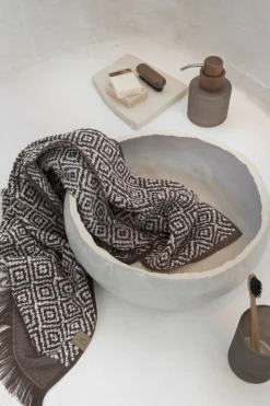 Outlet Mette Ditmer - MOROCCO-håndklæde - Chocolate / Off-white - W70 x L135 cm