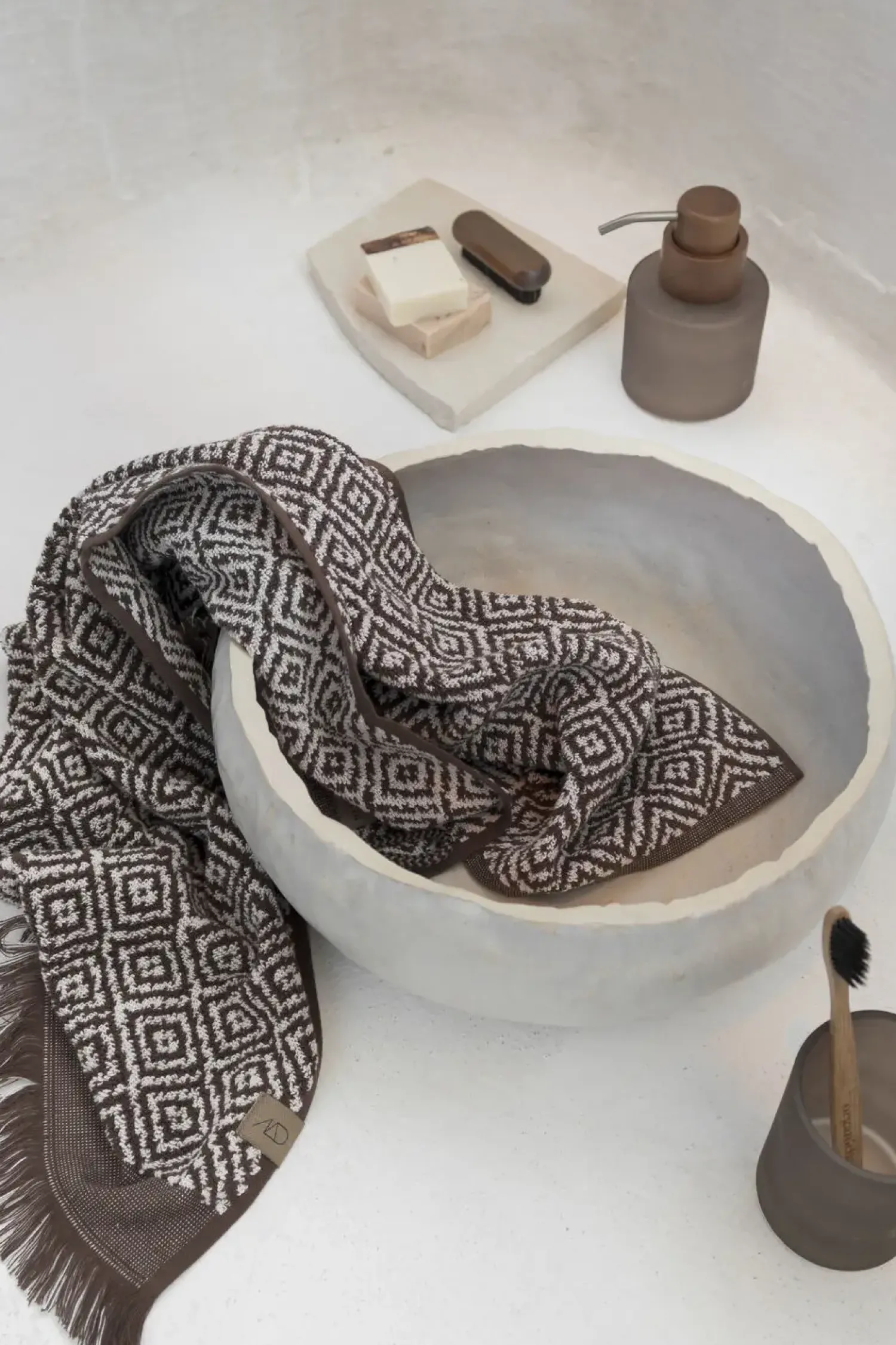 New Mette Ditmer - MOROCCO-håndklæde - Chocolate/Off-white - W35 x L55 cm