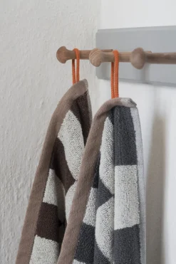 New Mette Ditmer - RETRO-håndklæde - Chocolate - W70 x L133 cm