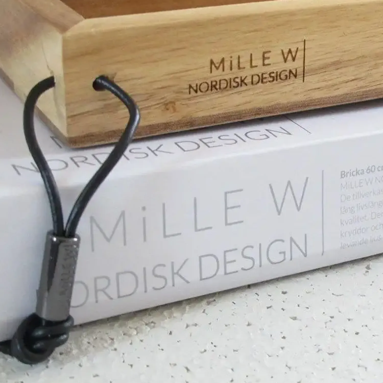 Clearance MILLE W NORDISK DESIGN - Bakke i træ - Cognac læder - 15 x 60 cm.