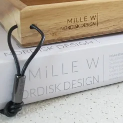Best MILLE W NORDISK DESIGN - Bakke i træ - Sort læder - 15 x 60 cm.