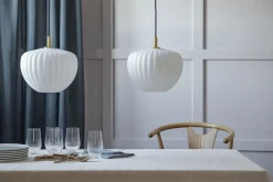 Moudhome - Lampe - MOMA pendel - Opal glas og børstet Messing