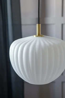 Moudhome - Lampe - MOMA pendel - Opal glas og børstet Messing
