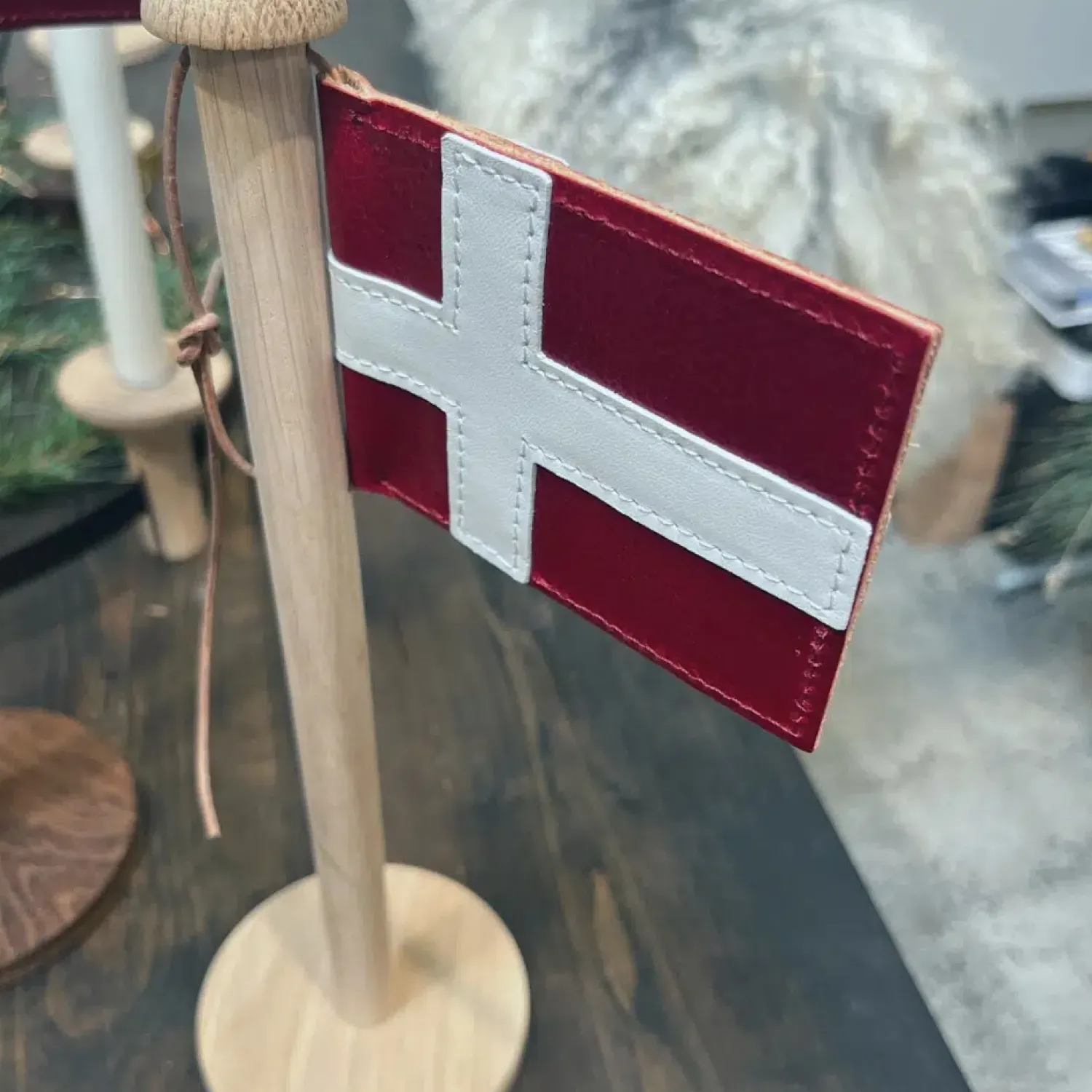 New Nordic By Hand - Snoren - Bordflag i lys eg - H40