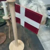 Best Nordic By Hand - Snoren - Bordflag i lys eg - H33