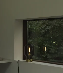Outlet Normann Copenhagen - Amp Table Lamp Brass EU