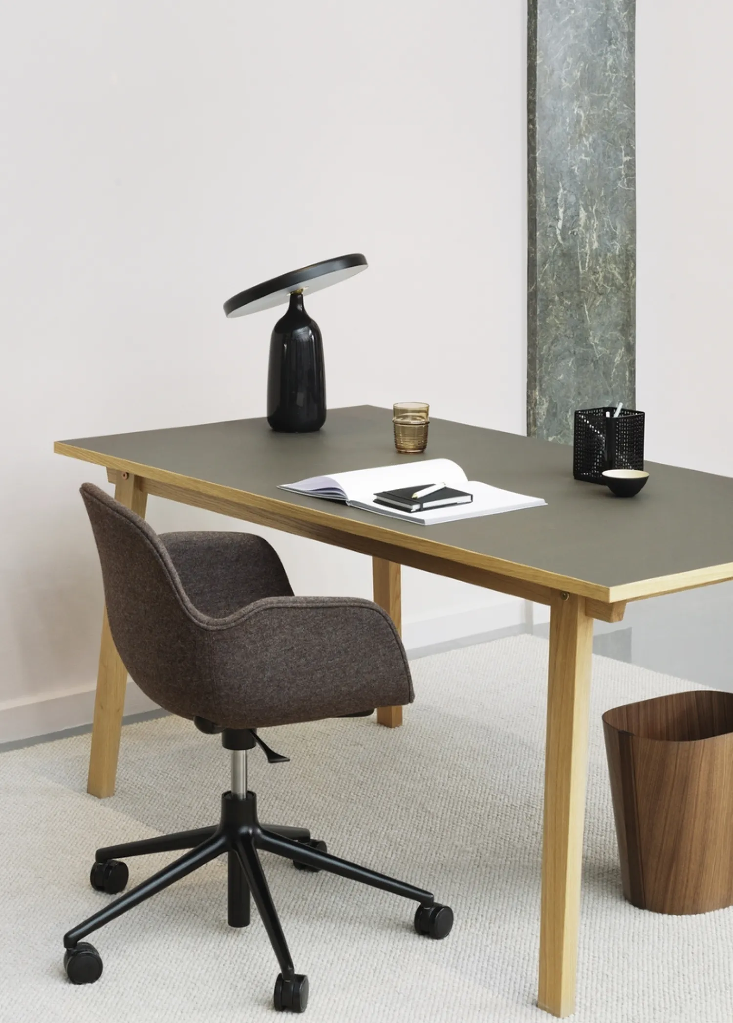 Online Normann Copenhagen - Form Armstol Swivel 5W med hjul - Alu/Blå