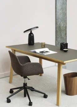 Normann Copenhagen - Form Armstol Swivel 5W med hjul - Sort/Blå