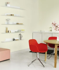 Outlet Normann Copenhagen - Form Armstol Swivel 5W med hjul - Sort/Lys grå