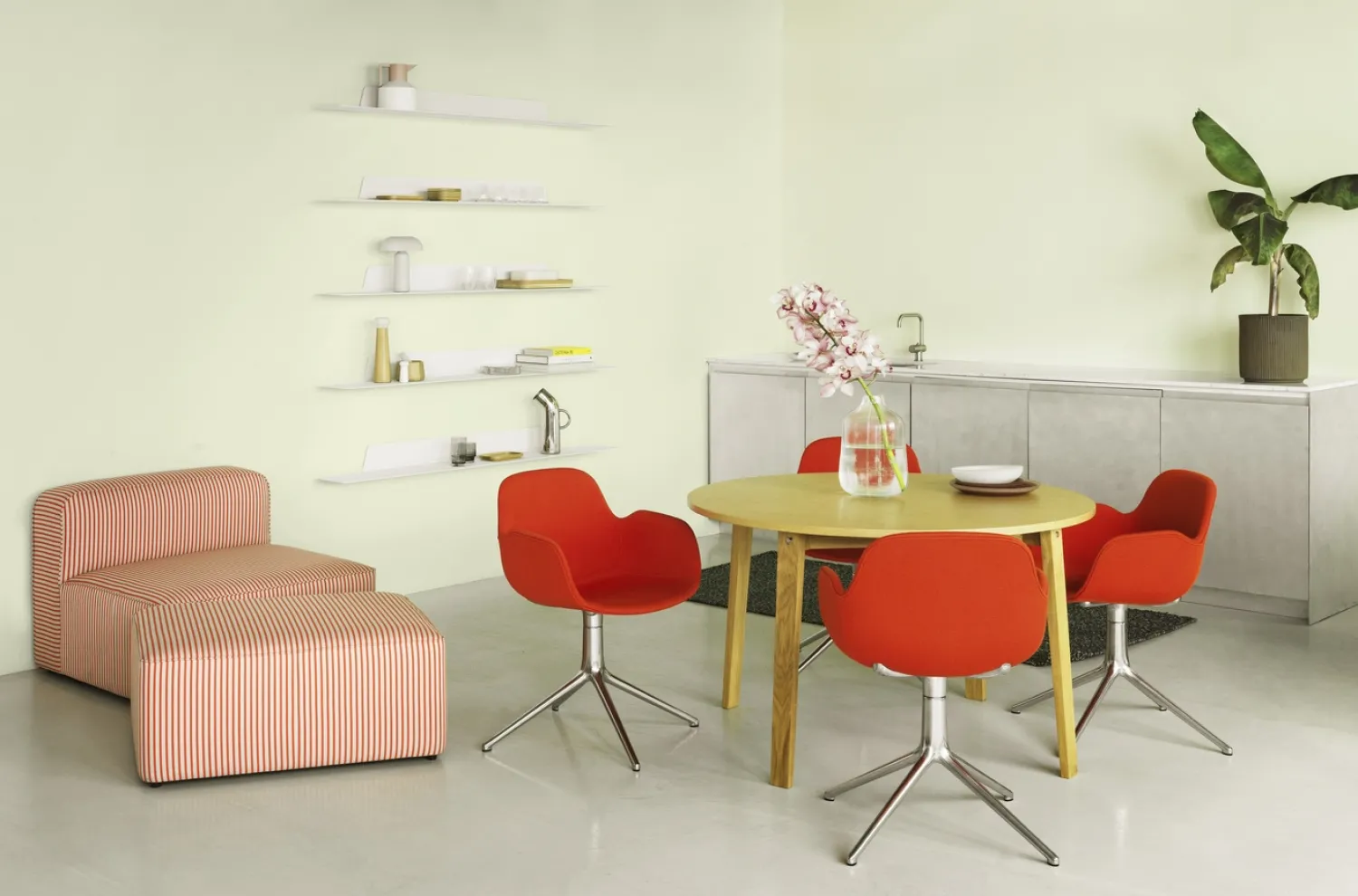 Outlet Normann Copenhagen - Form Armstol Swivel 5W med hjul - Sort/Lys grå