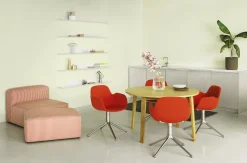 New Normann Copenhagen - Form Armstol Swivel 5W med hjul - Sort/Creme