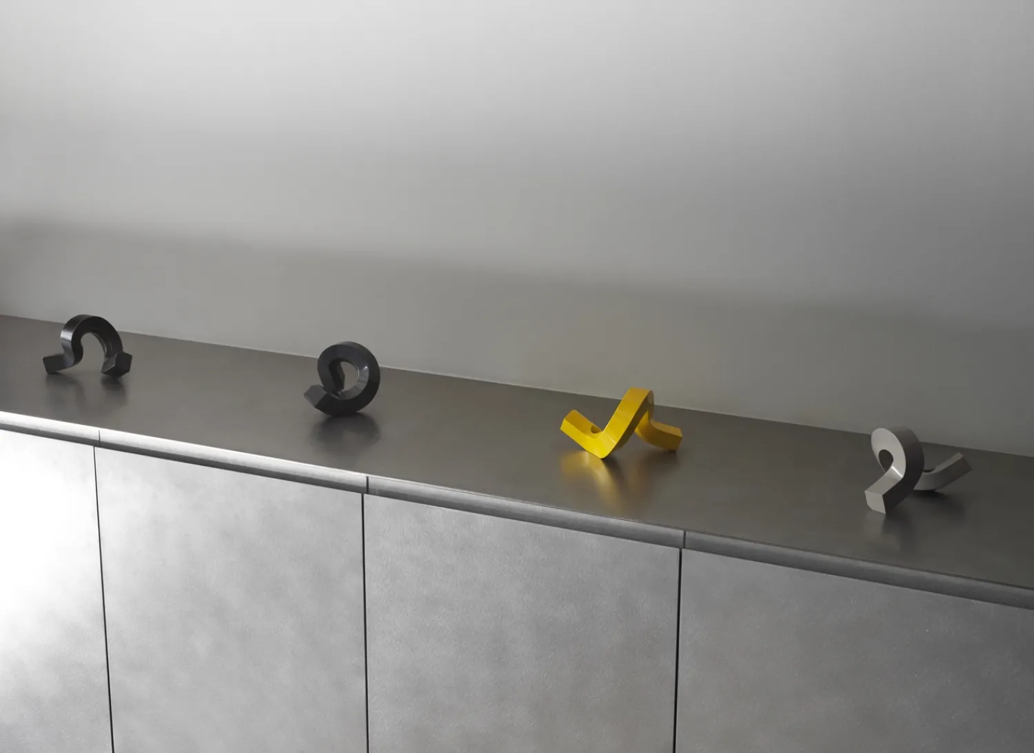 Online Normann Copenhagen - Lysestage - Crooked Candlestick One - Grey / Grå