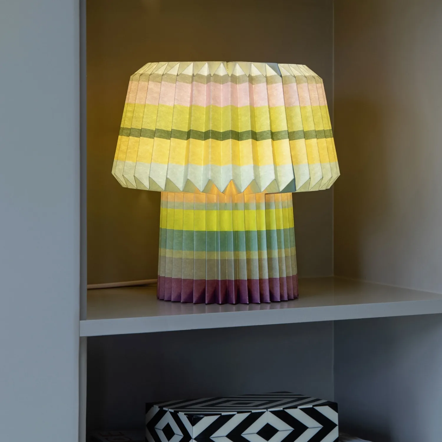 Online REMEMBER - Bordlampe i papir - Anna loops